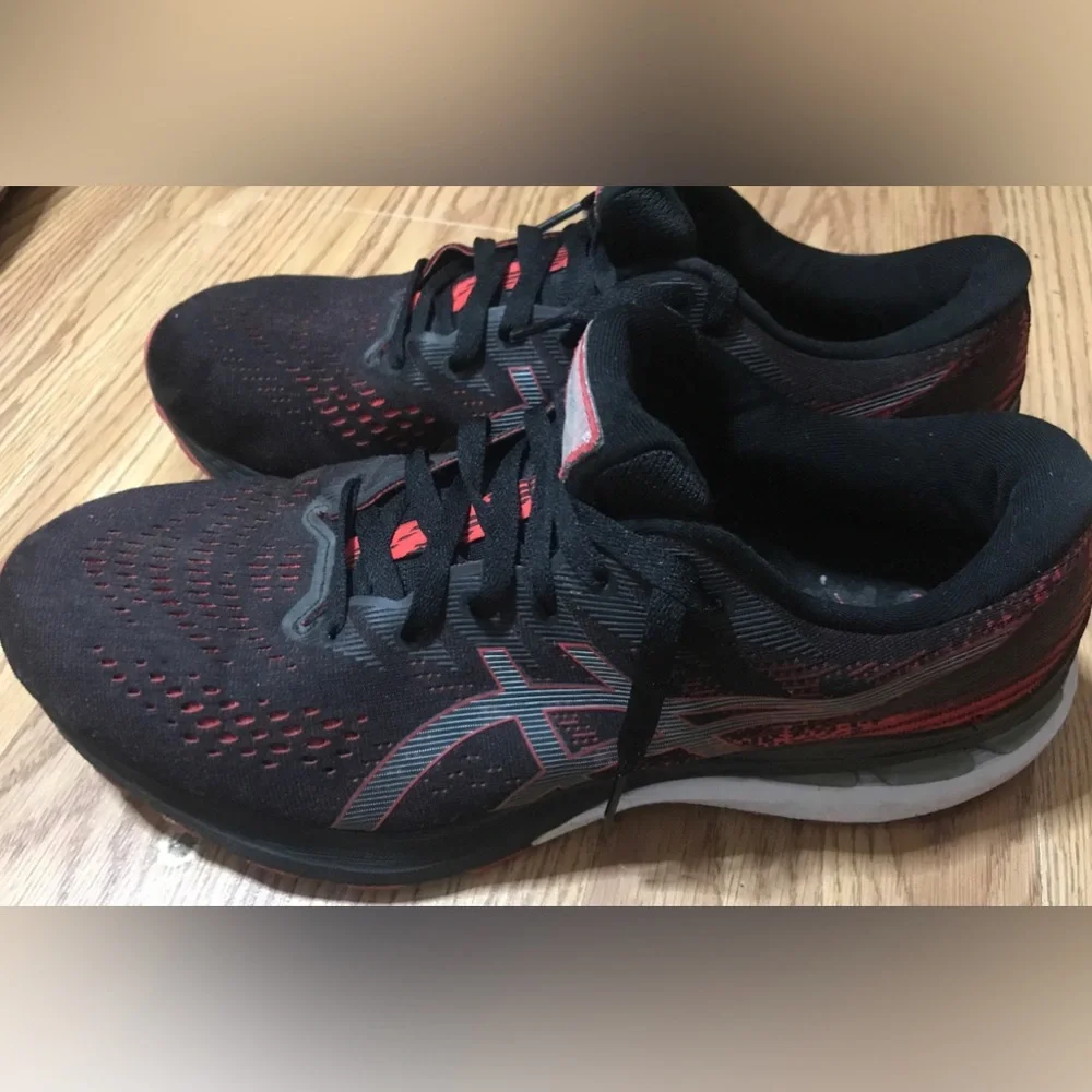 ASICS Gel Kayano 28 Black Red White Running athletic sneaker Shoes size 11.5 US